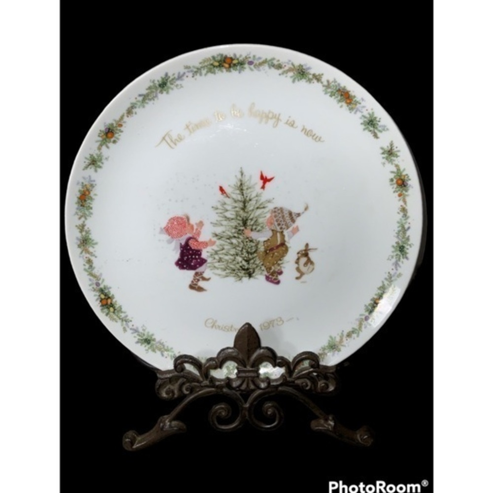 Holly Hobbie “The Time To Be Happy Is Now” Christmas 1973 Porcelain 10.5” Plate